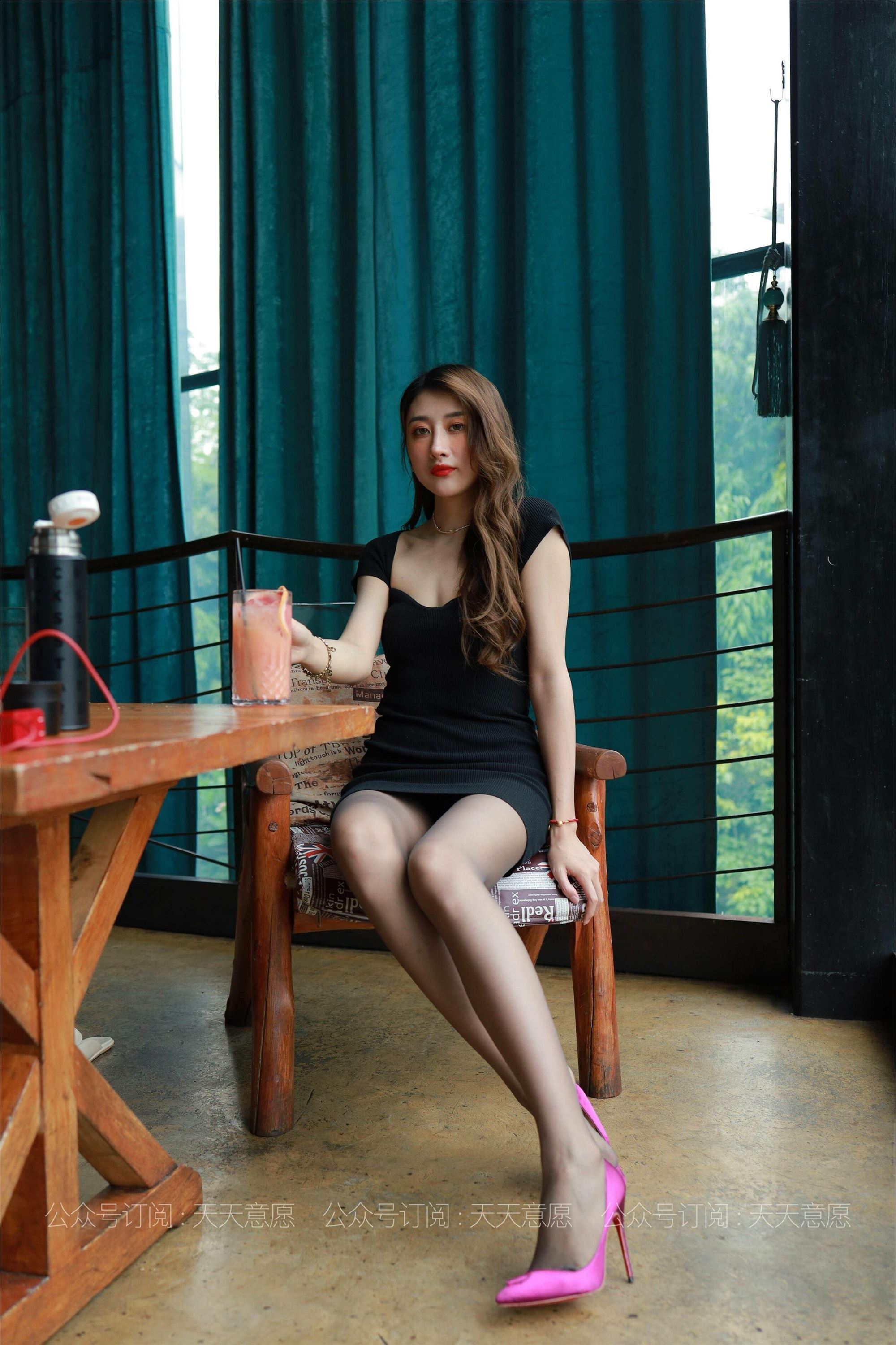 IESS异思趣向 - 模特：夏夏《灰丝长腿一米二》